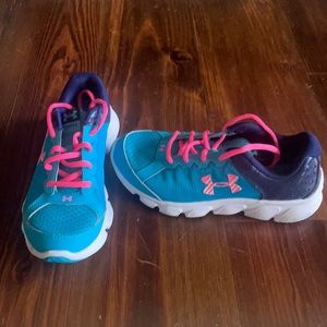 Under Armour Youth size 4 sneakers, tennis shoes